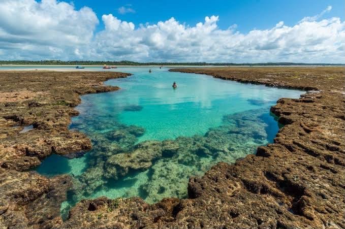 Águas rasas e cristalinas das piscinas naturais