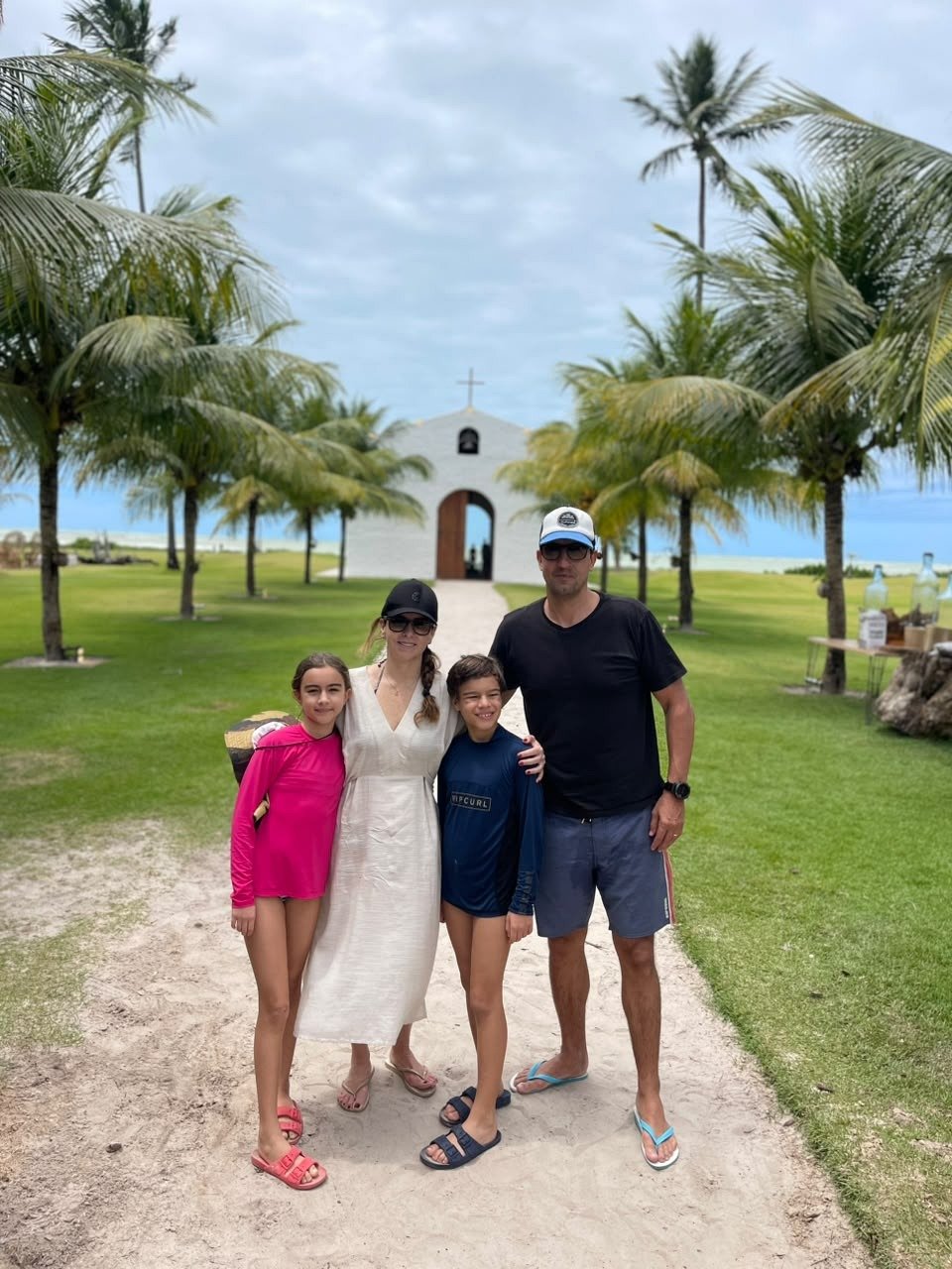 Família em frente à capela durante passeio da Rota Norte